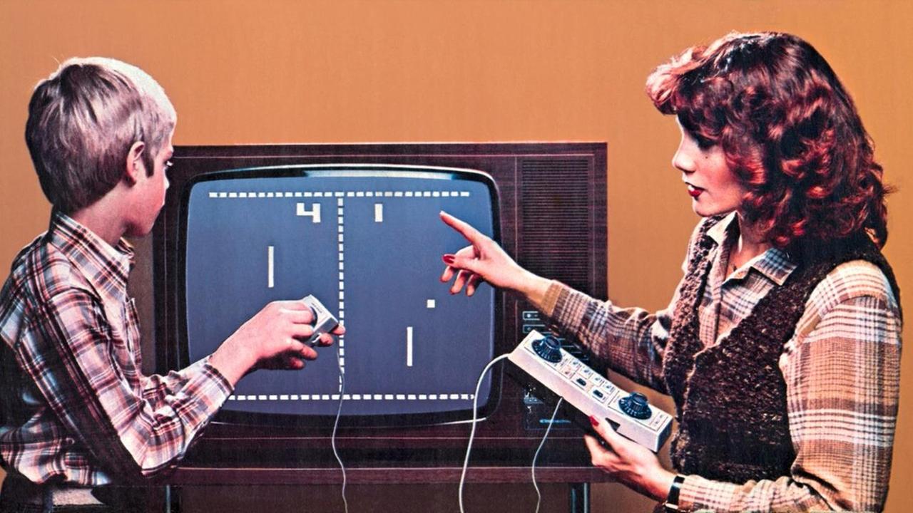 Eine Frau und ein Junge sitzen vor einem Monitor und spielen ein Spiel. Eine Frau und ein Junge sitzen vor einem Monitor und spielen ein Spiel.