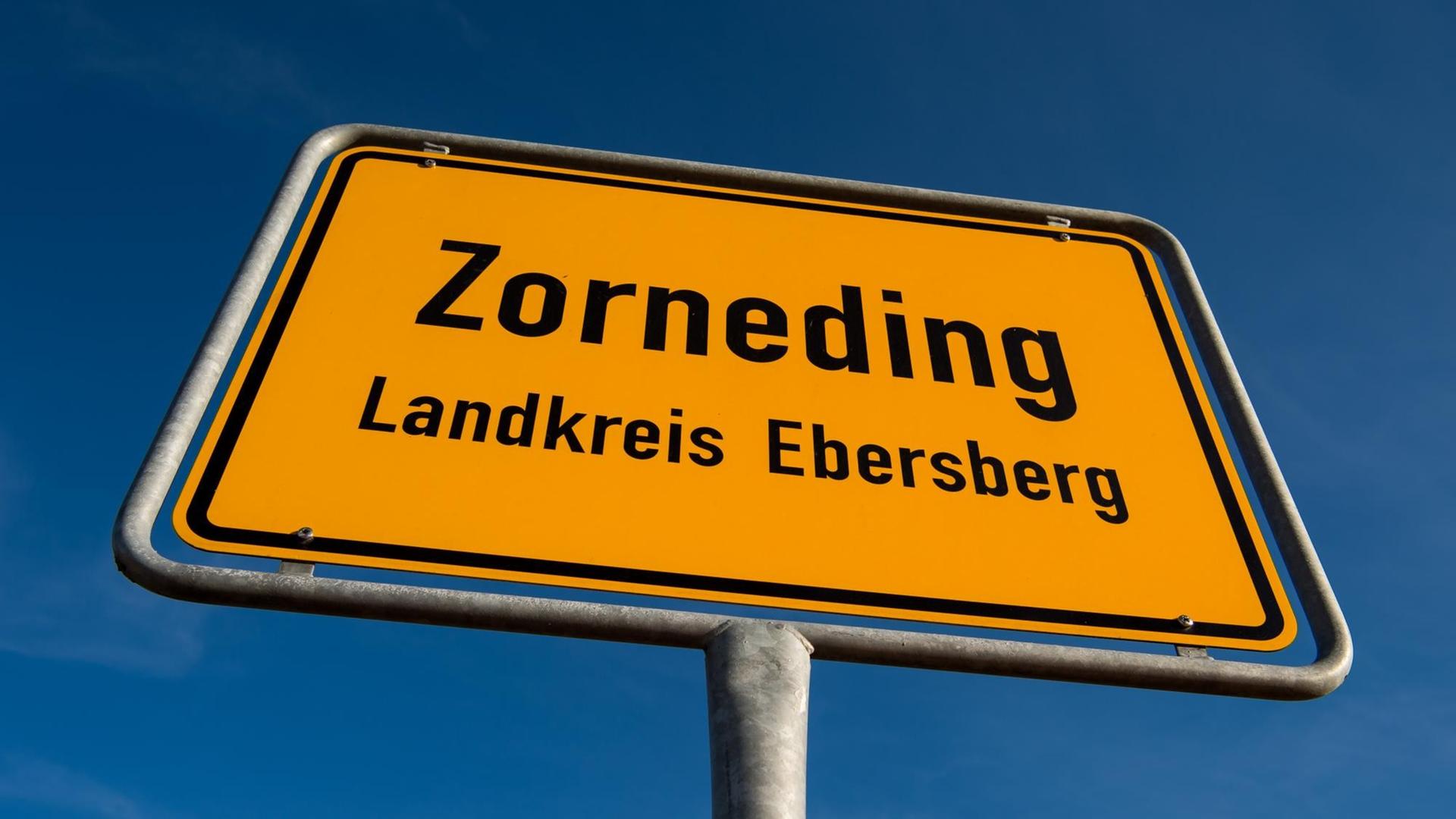 Das Ortsschild von Zorneding in Bayern vor blauem Himmel Das Ortsschild von Zorneding in Bayern vor blauem Himmel
