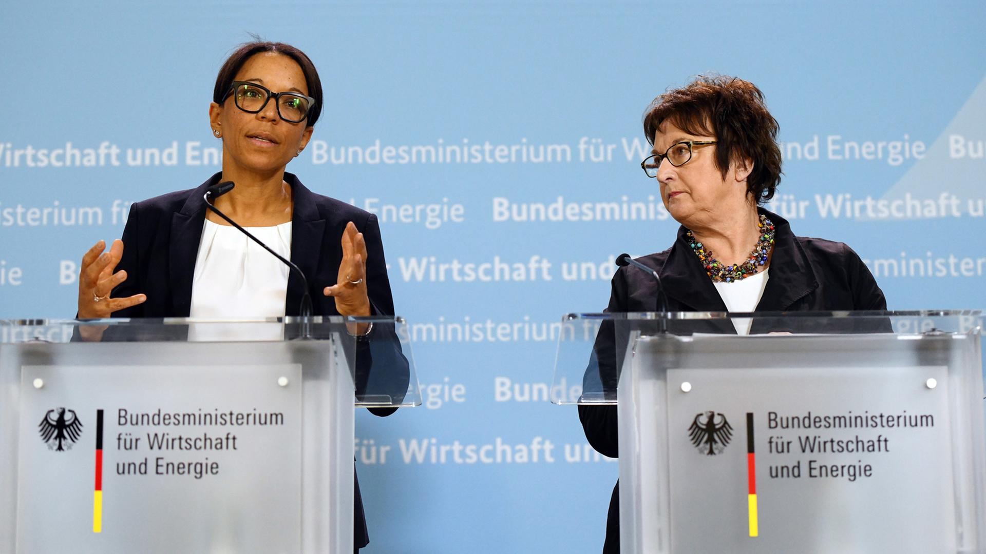 Janina Kugel, Personalvorstand der Siemens AG, spricht am 11. Dezember 2017 in Berlin im Wirtschaftsministerium zum angekündigten Stellenabbau im Berliner Dynamowerk neben Bundeswirtschaftsministerin Brigitte Zypries Janina Kugel, Personalvorstand der Siemens AG, spricht am 11. Dezember 2017 in Berlin im Wirtschaftsministerium zum angekündigten Stellenabbau im Berliner Dynamowerk neben Bundeswirtschaftsministerin Brigitte Zypries