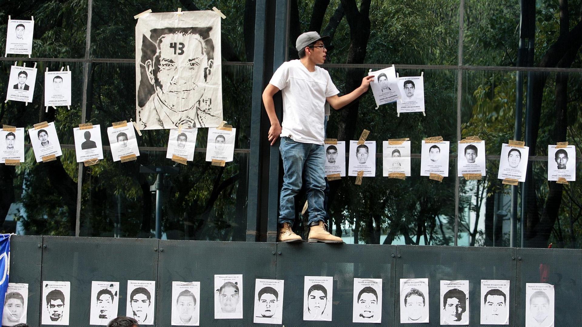 Studenten mehrerer Universitäten forden in Mexiko-Stadt Aufklärung über das Schicksal von 43 verschwundenen Studenten. Niemand mehr, niemals – steht über dem Museumseingang. Studenten mehrerer Universitäten forden in Mexiko-Stadt Aufklärung über das Schicksal von 43 verschwundenen Studenten. Niemand mehr, niemals – steht über dem Museumseingang.