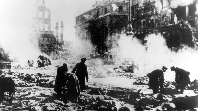 Nach den Bomenangriffen amerikanischer und britischer Flugzeuge auf Dresden am 13. und 14.02.1945 werden die zahlreichen Leichen, die auf der Straße liegen geborgen