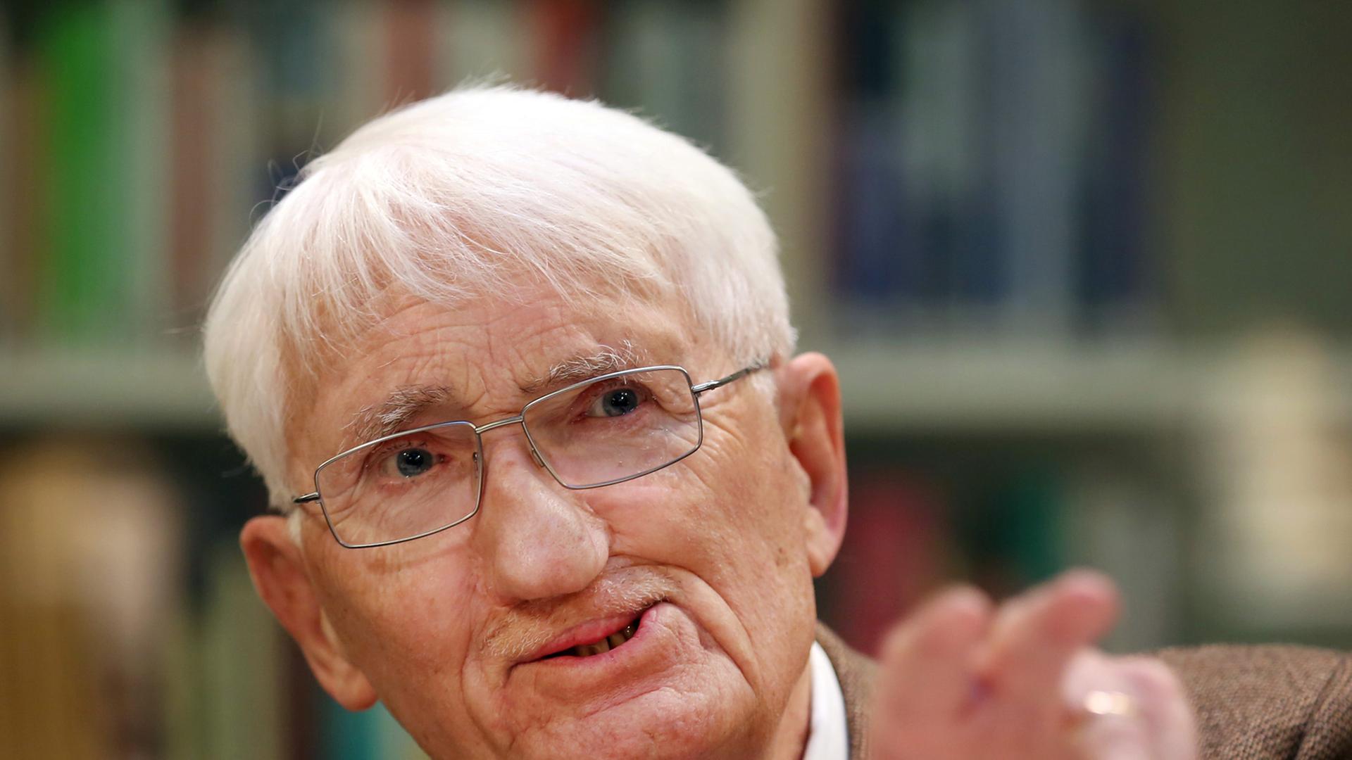 Der Philosoph Jürgen Habermas am 12.12.2012 bei einer Pressekonferenz im Heinrich-Heine-Institut in Düsseldorf (Nordrhein-Westfalen). Der Philosoph Jürgen Habermas am 12.12.2012 bei einer Pressekonferenz im Heinrich-Heine-Institut in Düsseldorf (Nordrhein-Westfalen).