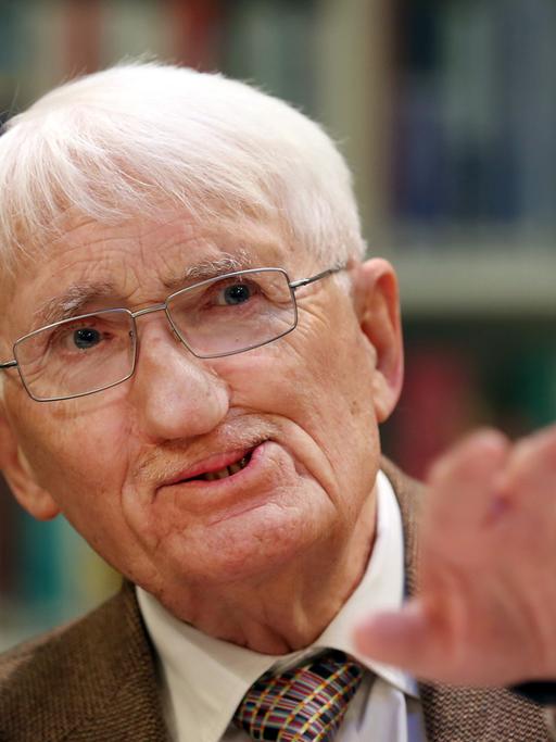 Der Philosoph Jürgen Habermas am 12.12.2012 bei einer Pressekonferenz im Heinrich-Heine-Institut in Düsseldorf (Nordrhein-Westfalen).