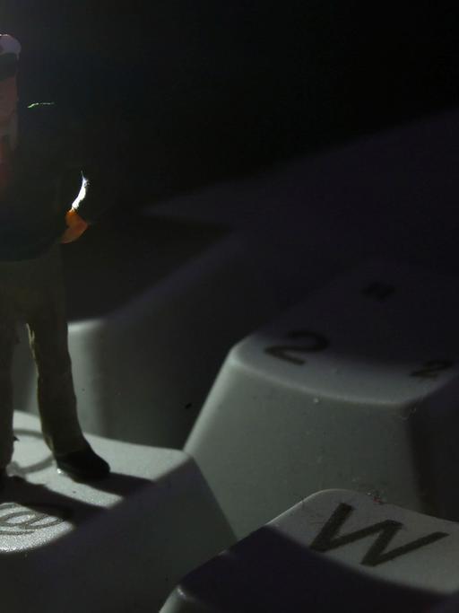 Eine Minifigur eines Polizisten auf der Tastatur eines Rechners