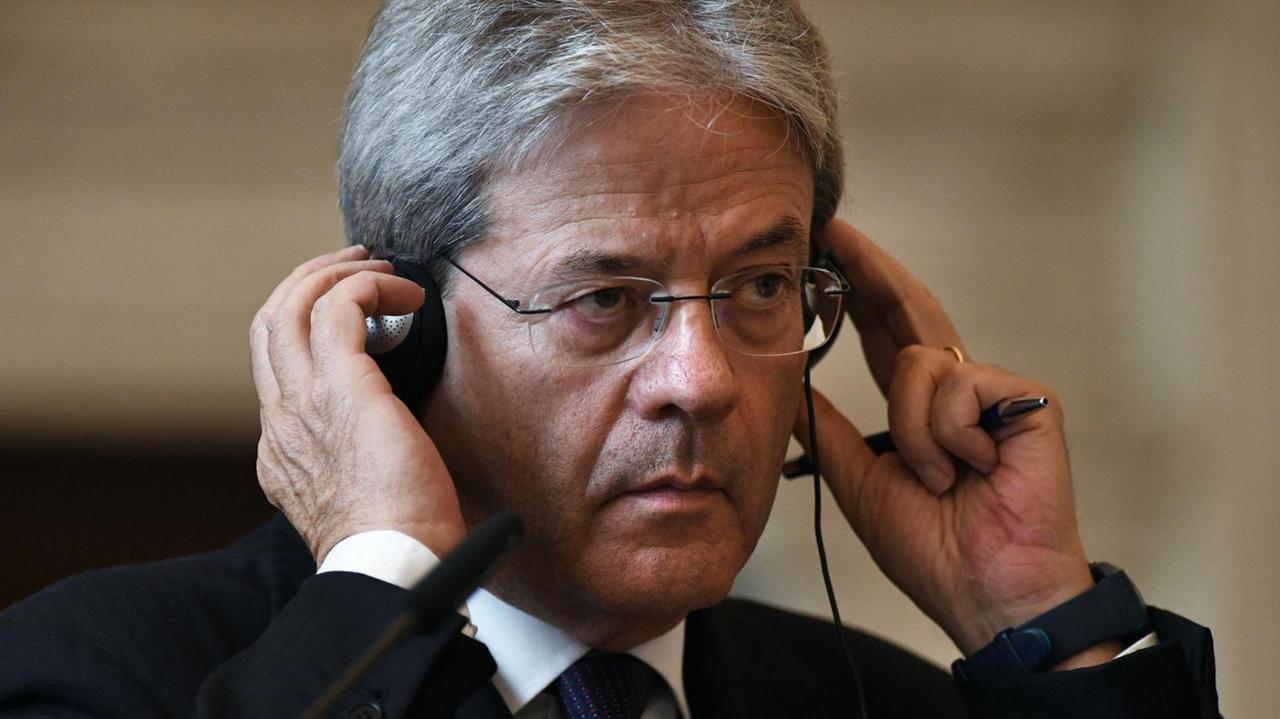 Italiens Außenminister Paolo Gentiloni nach einem Treffen mit seinem russischen Amtskollegen Sergej Lavrov im Februar 2012 Italiens Außenminister Paolo Gentiloni nach einem Treffen mit seinem russischen Amtskollegen Sergej Lavrov im Februar 2012