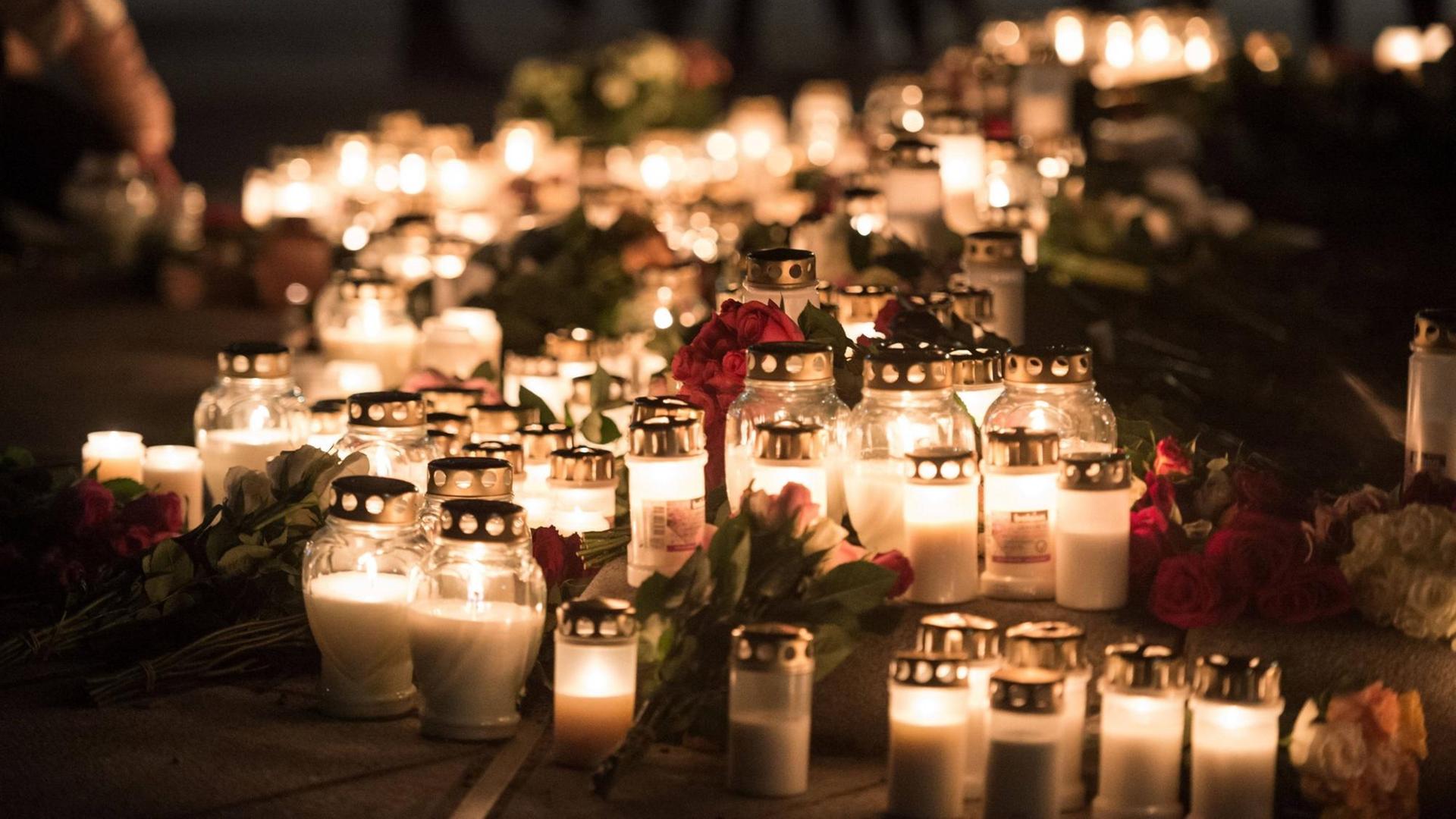 Kerzen und Blumen im norwegischen Kongsberg, wo ein Mann fünf Menschen ermordet und zwei verletzt hat Kerzen und Blumen im norwegischen Kongsberg, wo ein Mann fünf Menschen ermordet und zwei verletzt hat