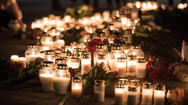 Kerzen und Blumen im norwegischen Kongsberg, wo ein Mann fünf Menschen ermordet und zwei verletzt hat