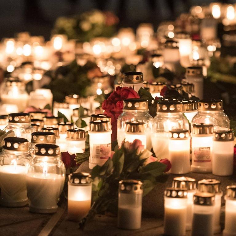 Kerzen und Blumen im norwegischen Kongsberg, wo ein Mann fünf Menschen ermordet und zwei verletzt hat