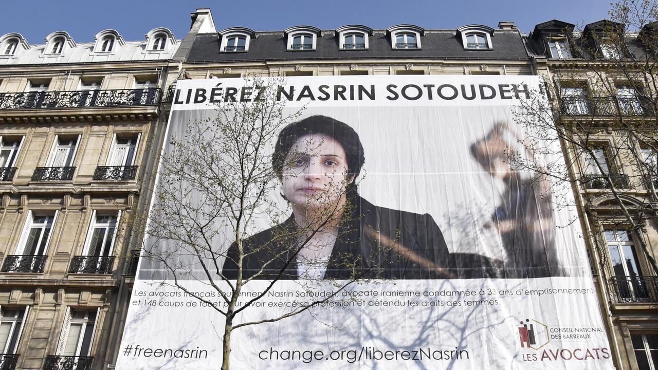 Ein Poster mit dem Foto der Menschenrechtsaktivistin Nasrin Sotoudeh an der Fassade des Conseil national des barreaux (CNB) im März 2019 in Paris.