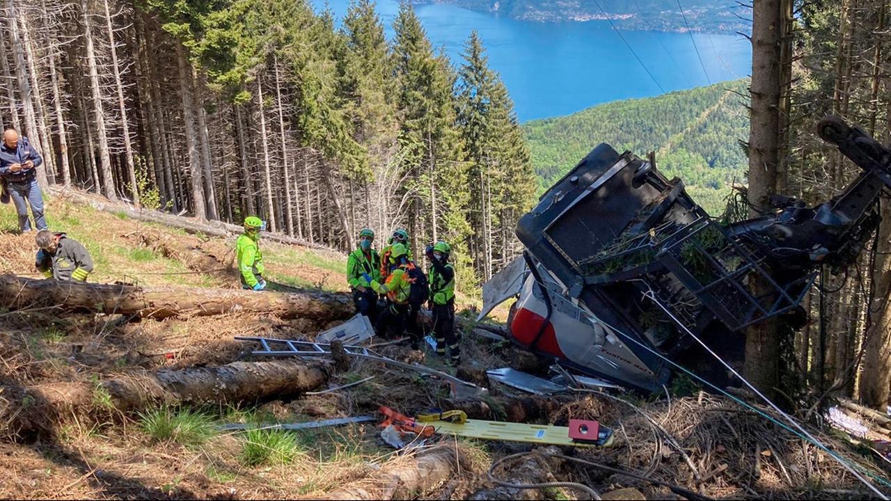 Die zerstörte Gondel liegt in einem Wald-Gebiet. Die zerstörte Gondel liegt in einem Wald-Gebiet.