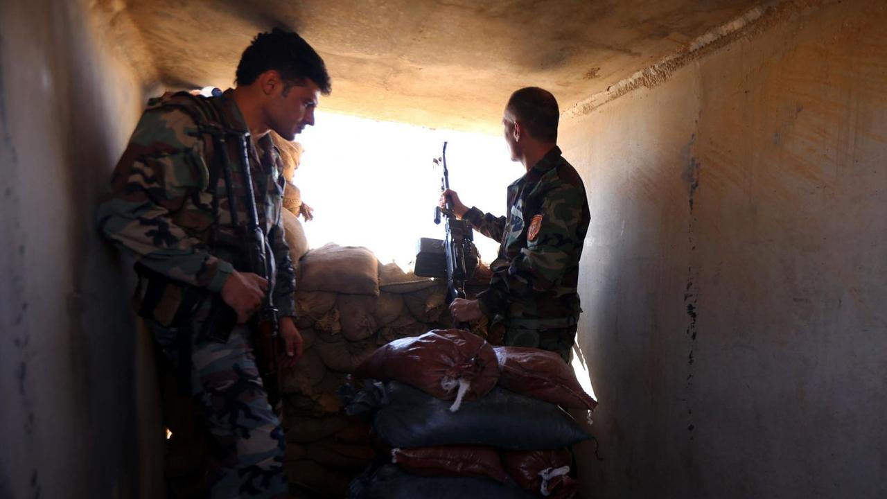 Sie sehen zwei kurdische Peschmerga-Kämpfer, sie halten einen Posten auf dem Berg Zardak nahe Mossul. Sie sehen zwei kurdische Peschmerga-Kämpfer, sie halten einen Posten auf dem Berg Zardak nahe Mossul.