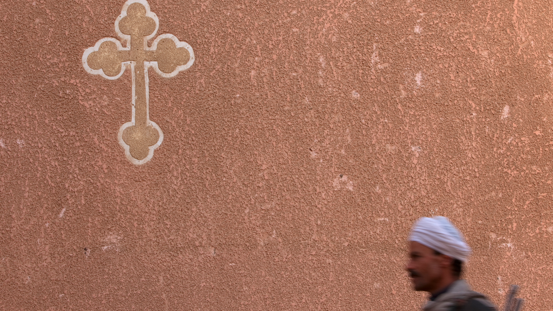 Ein Wächter patrouilliert im Roten Kloster bei Sohag unter dem Kreuz der Kopten (Aufnahme vom 29.1.2010). Christen werden in Ägypten häufig Opfer von Gewalt. Ein Wächter patrouilliert im Roten Kloster bei Sohag unter dem Kreuz der Kopten (Aufnahme vom 29.1.2010). Christen werden in Ägypten häufig Opfer von Gewalt.
