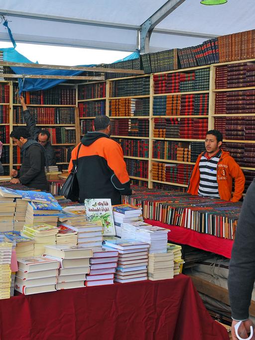 Stand eines ägyptischen Buchverlages auf der Kairoer Buchmesse, aufgenommen am 01.02.2013. Zwei Jahre nach der Revolution in Ägypten, die zum Sturz des alten Präsidenten Hosni Mubarak führte, findet erstmalig wieder zum 44. Mal die Kairoer Buchmesse vollumfänglich statt. Insgesamt sind dieses Jahr mehr als 730 Verlage aus zahlreichen arabischen Ländern auf der ältesten Buchmesse im Vorderen Orient vertreten.