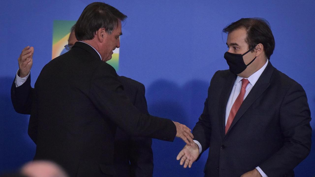 Nach einer Verkündung für Notfallhilfe für von Covid-19 betroffenen Arbeitern und Arbeitslosen begrüßt Bolsonaro den Unterhaussprecher Rodrigo Maia – ohne Maske und mit Handschlag. Nach einer Verkündung für Notfallhilfe für von Covid-19 betroffenen Arbeitern und Arbeitslosen begrüßt Bolsonaro den Unterhaussprecher Rodrigo Maia – ohne Maske und mit Handschlag.