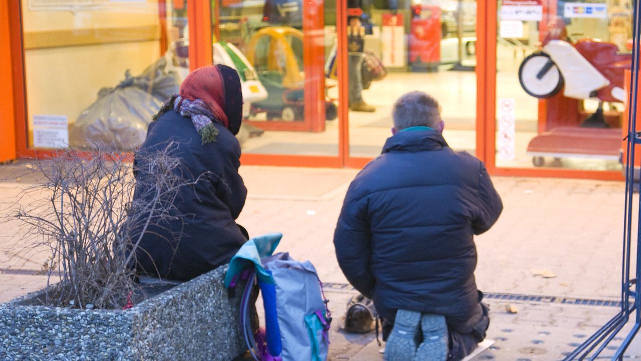 Zwei Personen betteln vor einem Supermarkt in Frankfurt am Main. Zwei Personen betteln vor einem Supermarkt in Frankfurt am Main.