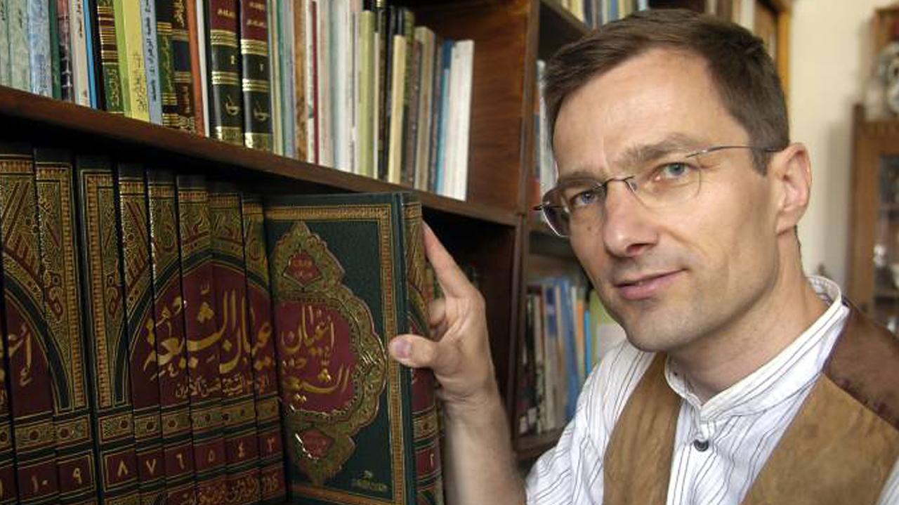 Der Islamwissenschaftler Dr. Stephan Rosiny vor einem Bücherregal. Der Islamwissenschaftler Dr. Stephan Rosiny vor einem Bücherregal.