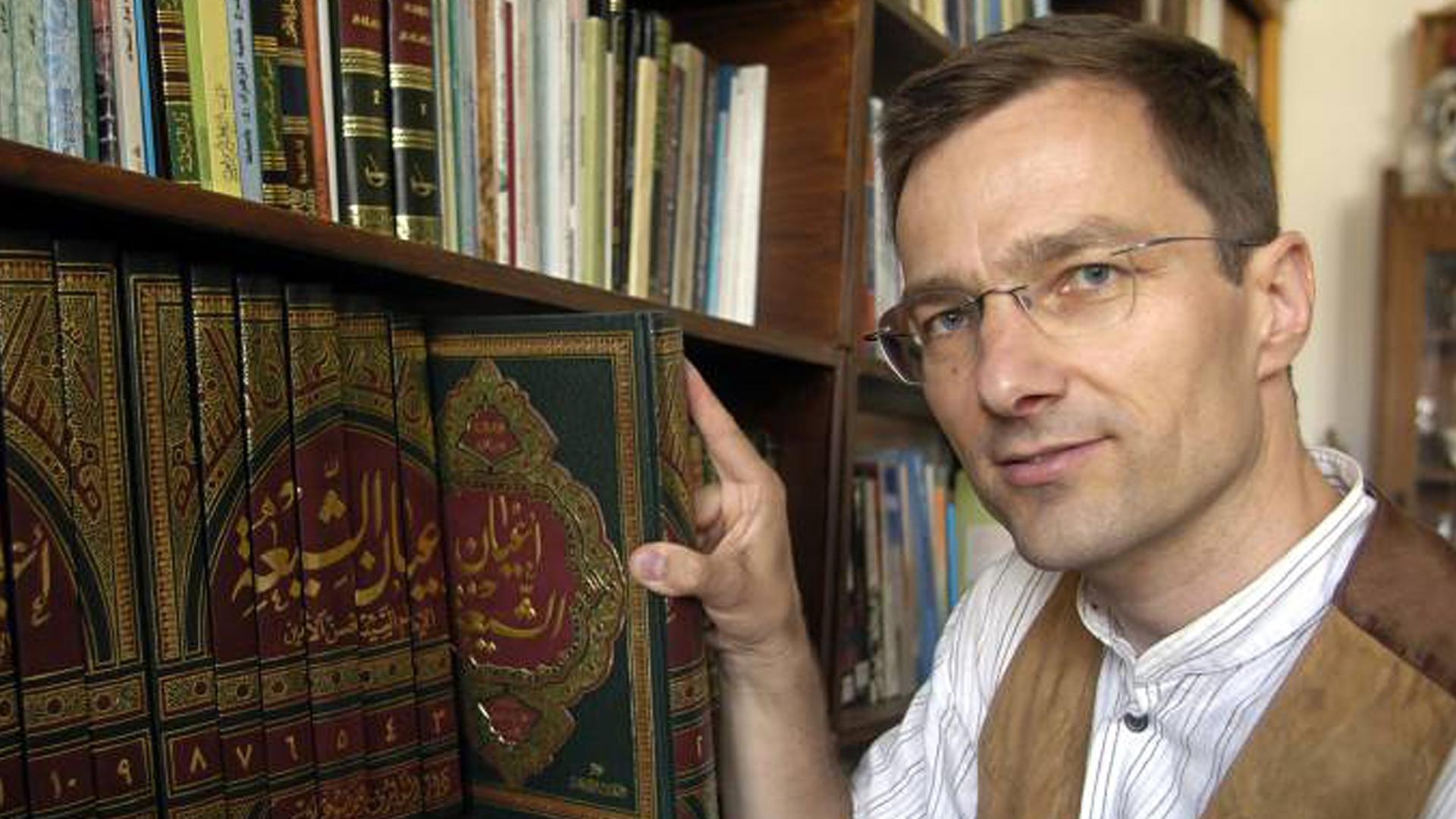 Der Islamwissenschaftler Dr. Stephan Rosiny vor einem Bücherregal. Der Islamwissenschaftler Dr. Stephan Rosiny vor einem Bücherregal.