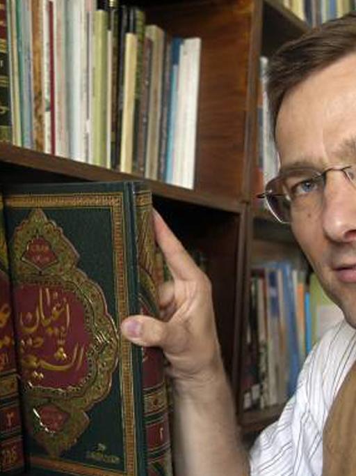 Der Islamwissenschaftler Dr. Stephan Rosiny vor einem Bücherregal.