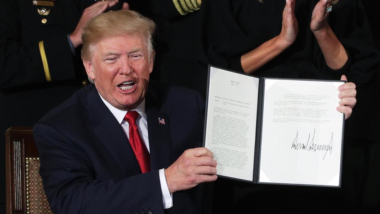 WASHINGTON, DC - OCTOBER 26: U.S. Präsident Donald Trump zeigt ein Memorandum zur Opioid-Krise, aufgenommen am 26 Oktober 2017 im East Room des Weißen Hauses in in Washington, DC.