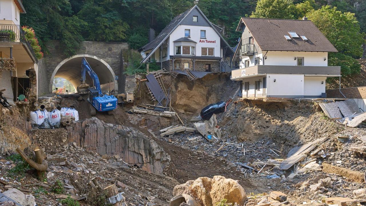 Aufräumarbeiten im Ahrtal nach der Flutkatastrophe im Juli. Die Straße wurde von der Flut vollständig mitgerissen.