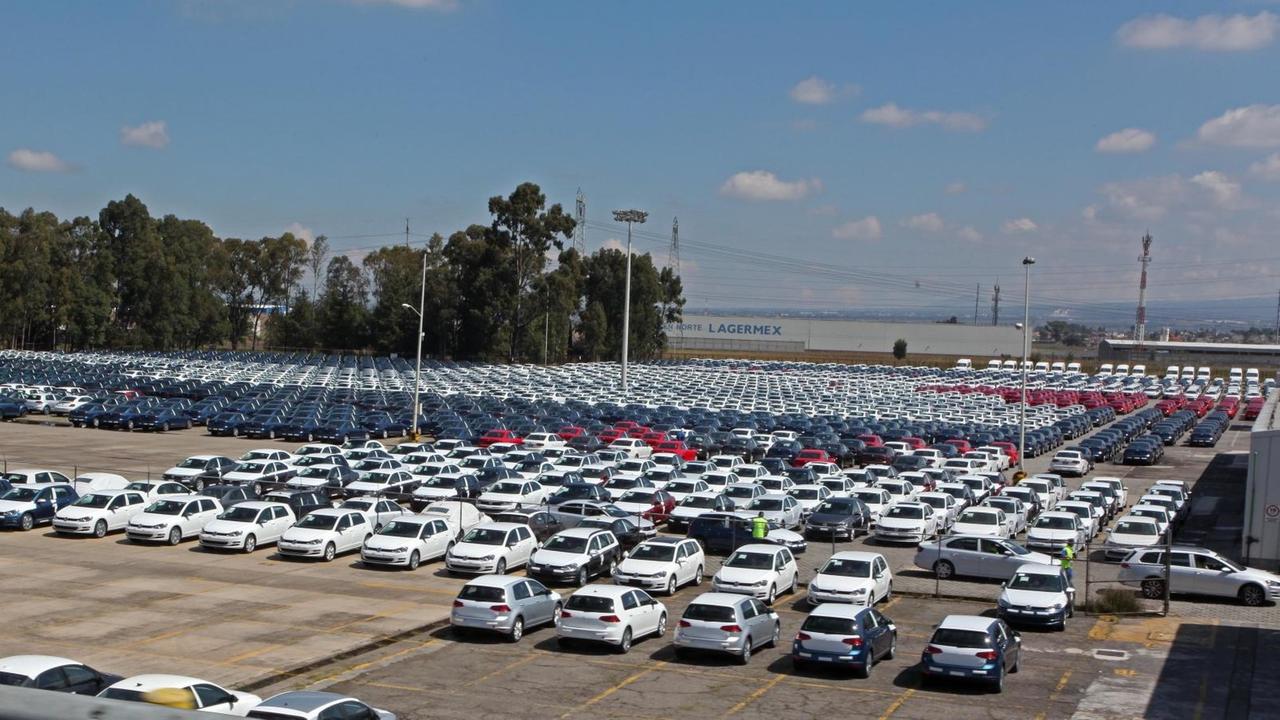 Fabrikneue Volkswagen auf dem Gelände des VW-Werkes in Puebla in Mexiko. Fabrikneue Volkswagen auf dem Gelände des VW-Werkes in Puebla in Mexiko.