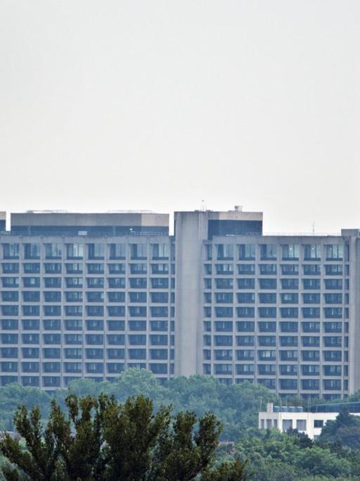 Der Neubau der Europäischen Zentralbank (EZB) überragt am 04.06.2014 die Zentrale der Bundesbank in Frankfurt am Main (Hessen).