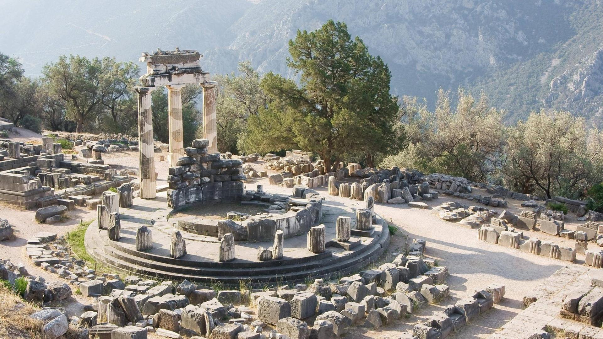 Blick auf den Berg Parnassus und das antike Orakel von Delphi. Blick auf den Berg Parnassus und das antike Orakel von Delphi.