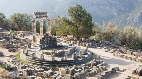 Blick auf den Berg Parnassus und das antike Orakel von Delphi.