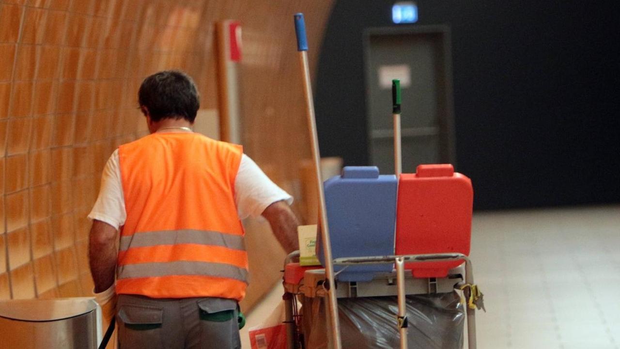 Reinigungskraft der MVG Münchner Verkehrsgesellschaft reinigt die U Bahn Station Marienplatz in München Reinigungskraft der MVG Münchner Verkehrsgesellschaft reinigt die U Bahn Station Marienplatz in München