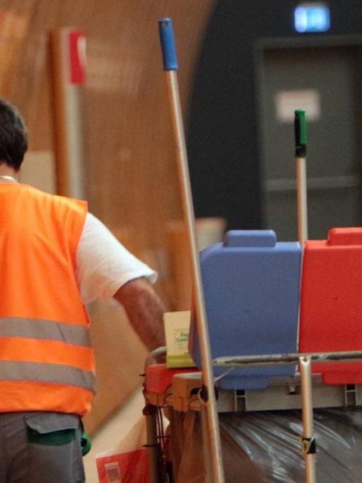 Reinigungskraft der MVG Münchner Verkehrsgesellschaft reinigt die U Bahn Station Marienplatz in München