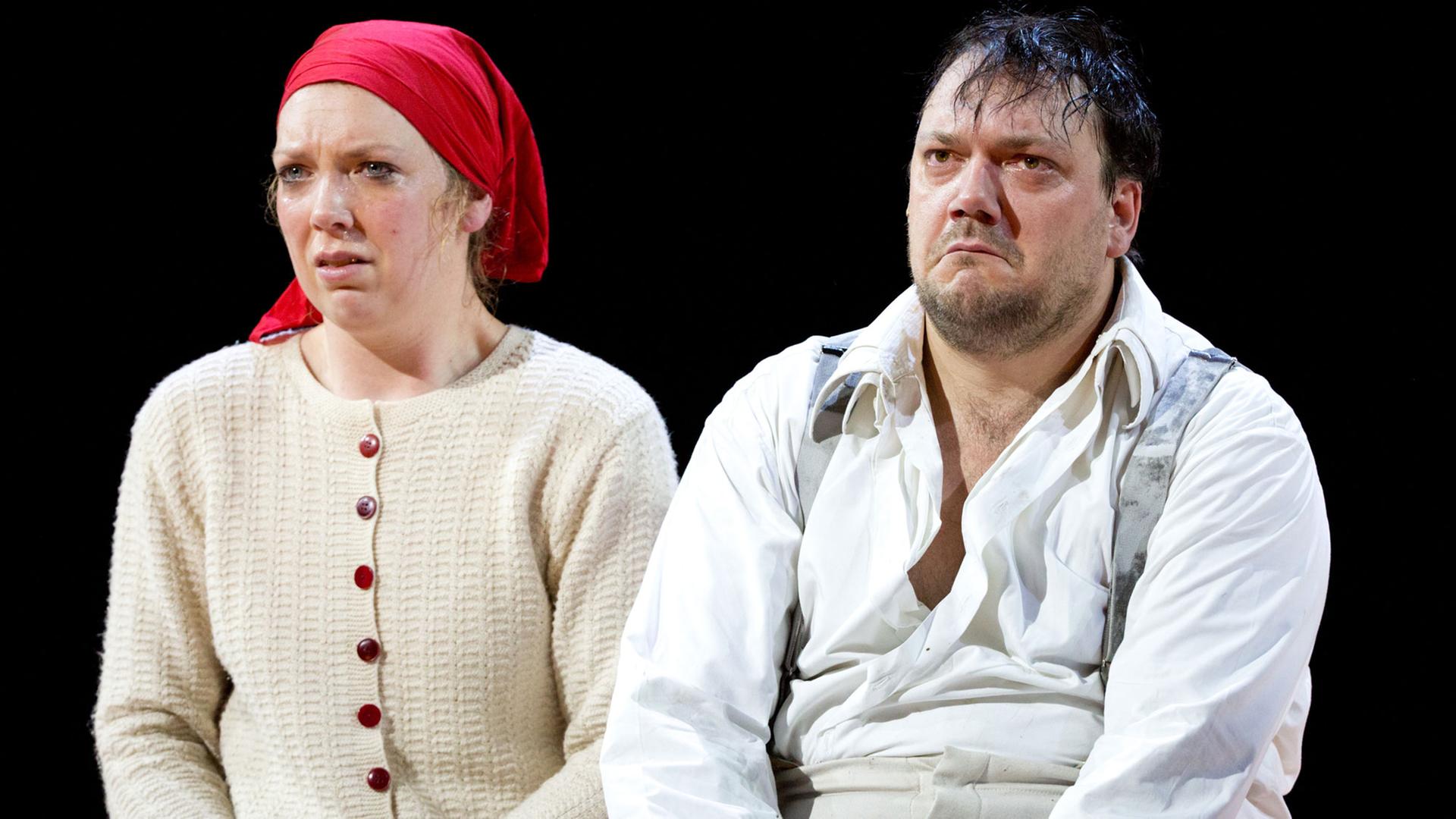 Lina Beckmann als Sofia Alexandrowna und Charly Hübner als Wanja bei "Onkel Wanja" im Deutschen Schauspielhaus in Hamburg Lina Beckmann als Sofia Alexandrowna und Charly Hübner als Wanja bei "Onkel Wanja" im Deutschen Schauspielhaus in Hamburg