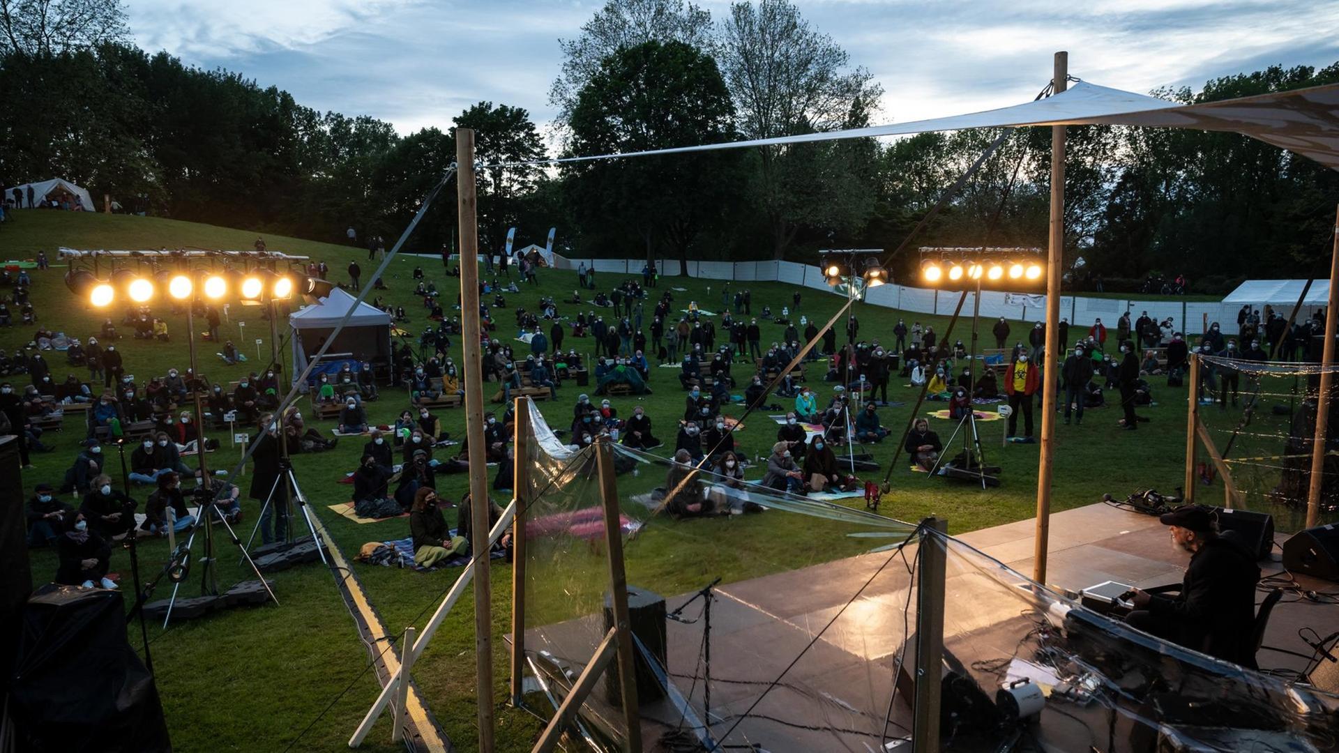 Zuschauer verfolgen auf einer Wiese das Open Air Konzert des Gitarristen John Scofield. In diesem Jahr gibt es in Moers neben Streams immerhin vier Open-Air-Konzerte mit jeweils bis zu 500 Besuchern.