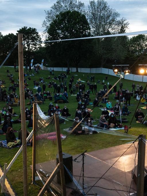 Zuschauer verfolgen auf einer Wiese das Open Air Konzert des Gitarristen John Scofield. In diesem Jahr gibt es in Moers neben Streams immerhin vier Open-Air-Konzerte mit jeweils bis zu 500 Besuchern.