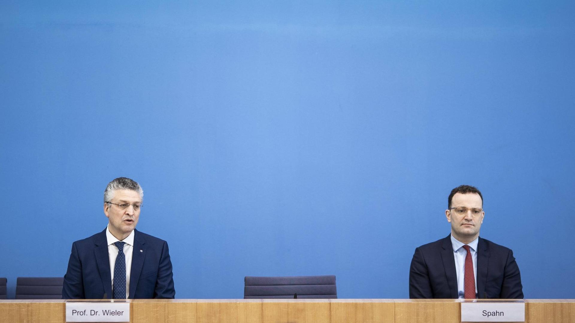 (R-L) Jens Spahn, Bundesminister fuer Gesundheit, und Lothar Wieler, Praesident des Robert Koch-Instituts (RKI), aufgenommen im Rahmen einer Pressekonferenz zur aktuellen Corona-Situation in Berlin, 12.03.2021. (R-L) Jens Spahn, Bundesminister fuer Gesundheit, und Lothar Wieler, Praesident des Robert Koch-Instituts (RKI), aufgenommen im Rahmen einer Pressekonferenz zur aktuellen Corona-Situation in Berlin, 12.03.2021.