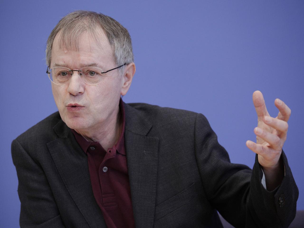 Der Politikwissenschaftler Christoph Butterwegge von der Universität Köln spricht am 13.03.2013 in der Bundespressekonferenz über die Bilanz zu zehn Jahre Agenda 2010.