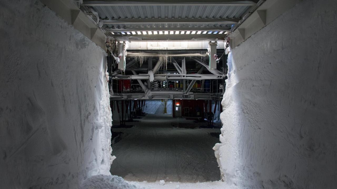 Das Bild zeigt Judith Neunhäuserers Bild mit dem Titel "Passage 2018" und die Garage der Neumayer-Station III des Alfred-Wegener-Instituts in der Antarktis Das Bild zeigt Judith Neunhäuserers Bild mit dem Titel "Passage 2018" und die Garage der Neumayer-Station III des Alfred-Wegener-Instituts in der Antarktis