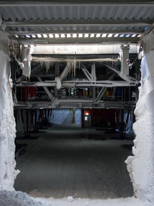 Das Bild zeigt Judith Neunhäuserers Bild mit dem Titel "Passage 2018" und die Garage der Neumayer-Station III des Alfred-Wegener-Instituts in der Antarktis