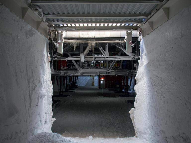 Das Bild zeigt Judith Neunhäuserers Bild mit dem Titel "Passage 2018" und die Garage der Neumayer-Station III des Alfred-Wegener-Instituts in der Antarktis