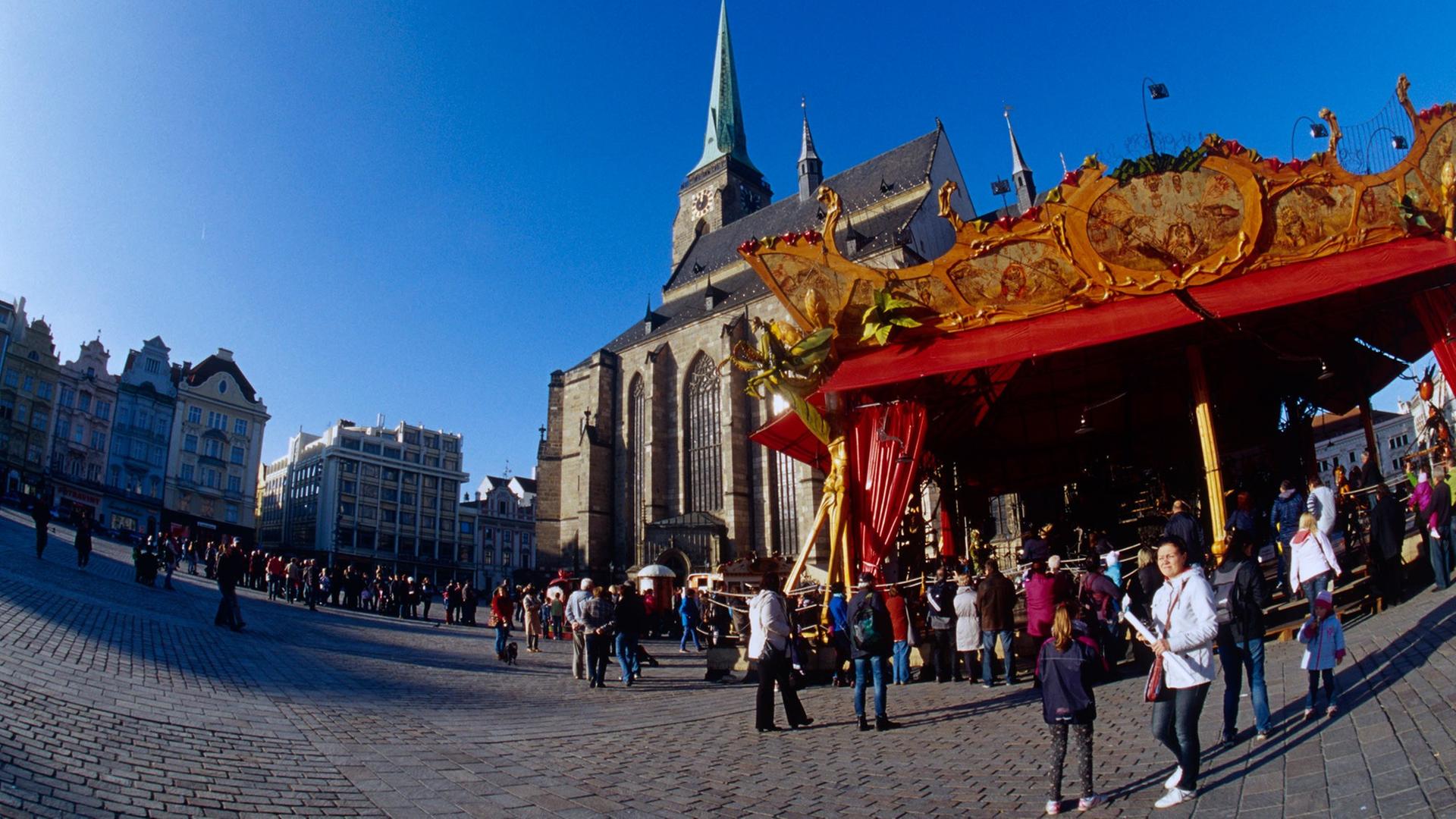 Das französische Karussell "Le Manège Carré Senart" steht am 25.11.2014 auf dem Platz der Republik neben der St.-Bartholomäus-Kathedrale in Pilsen, Tschechien, der Europäischen Kulturhauptstadt 2015.