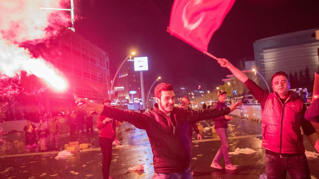 Jubelnde Türken stehen mit Bengalos vor dem Hauptquartier der regierenden AKP in Ankara und feiern die Zustimmung für das Verfassungsreferendum