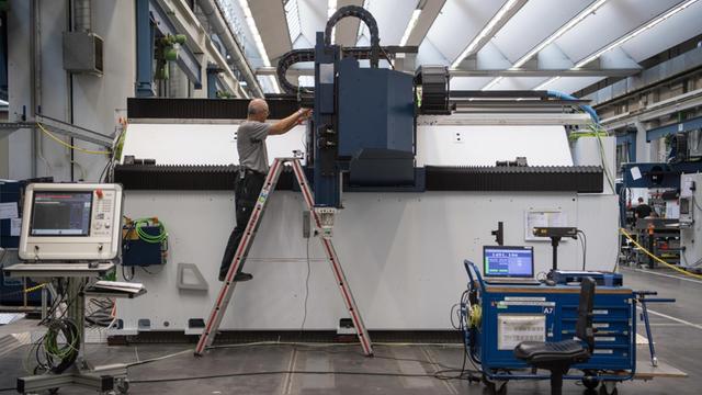 Ein Mitarbeiter des Maschinenbauers Trumpf justiert am 18.10.2016 in Ditzingen (Baden-Württemberg) eine Laserschneidanlage.