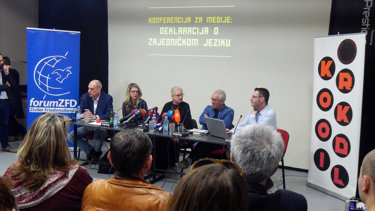 Kulturschaffende bei der Präsentation der Erklärung von Sarajevo: (v. l. n. r.) Baksa Bakovic, Dichter und Theaterkritiker aus Mintenegro, Borka Pavicevic, Dramaturgin und kulturelle Aktivistin aus Serbien, Vladimir Arsenijevic, Novelist und Musiker aus Serbien, Enver Kazaz, Literaturhistoriker und Dichter aus Bosnien und Ivana Bodrozic, Schriftstellerin aus Kroatien Kulturschaffende bei der Präsentation der Erklärung von Sarajevo: (v. l. n. r.) Baksa Bakovic, Dichter und Theaterkritiker aus Mintenegro, Borka Pavicevic, Dramaturgin und kulturelle Aktivistin aus Serbien, Vladimir Arsenijevic, Novelist und Musiker aus Serbien, Enver Kazaz, Literaturhistoriker und Dichter aus Bosnien und Ivana Bodrozic, Schriftstellerin aus Kroatien