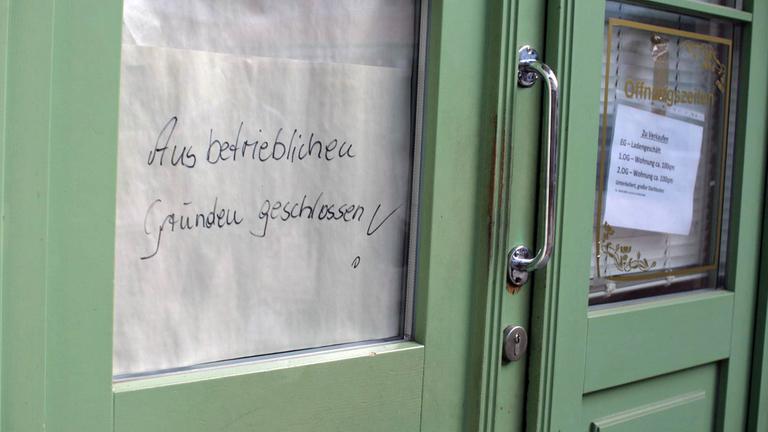 In der Tür eines Geschäftes in Sondershausen klebt ein Zettel mit dem Schriftzug "Aus betrieblichen Gründen geschlossen", daneben der Hinweis, dass das Ladenlokal zu verkaufen ist. In der Tür eines Geschäftes in Sondershausen klebt ein Zettel mit dem Schriftzug "Aus betrieblichen Gründen geschlossen", daneben der Hinweis, dass das Ladenlokal zu verkaufen ist.
