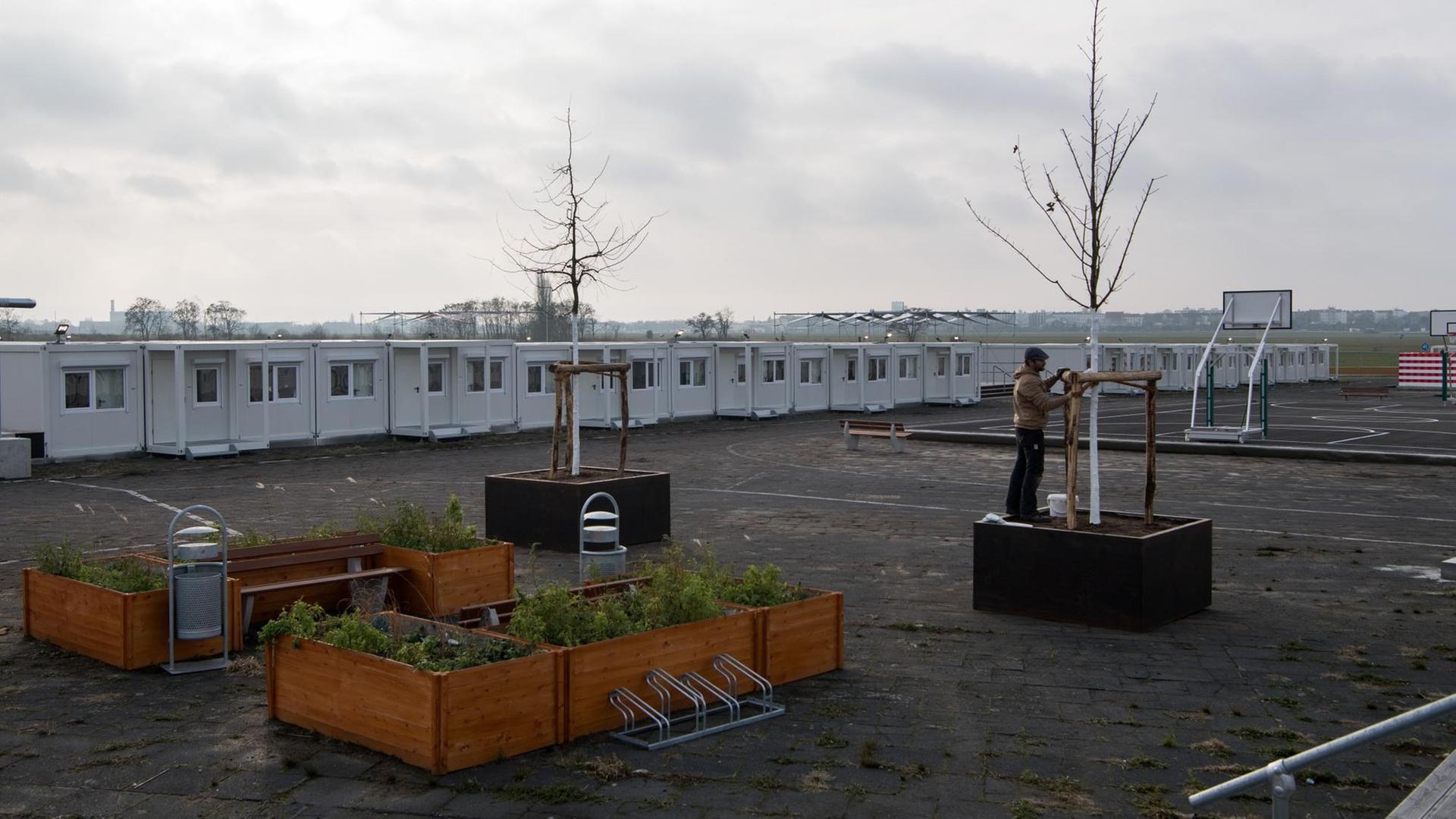 Fast 900 Container stehen am 01.12.2017 auf dem Gelände der Gemeinschaftsunterkünfte für Geflüchtete auf dem Tempelhofer Feld in Berlin. Fast 900 Container stehen am 01.12.2017 auf dem Gelände der Gemeinschaftsunterkünfte für Geflüchtete auf dem Tempelhofer Feld in Berlin.