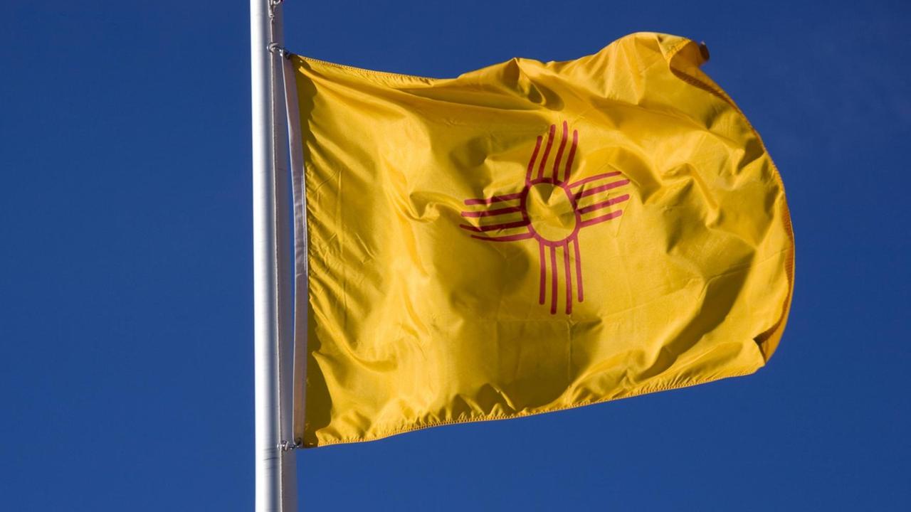 Die Flagge des US-Bundesstaates New Mexico soll eine stilisierte Sonne darstellen