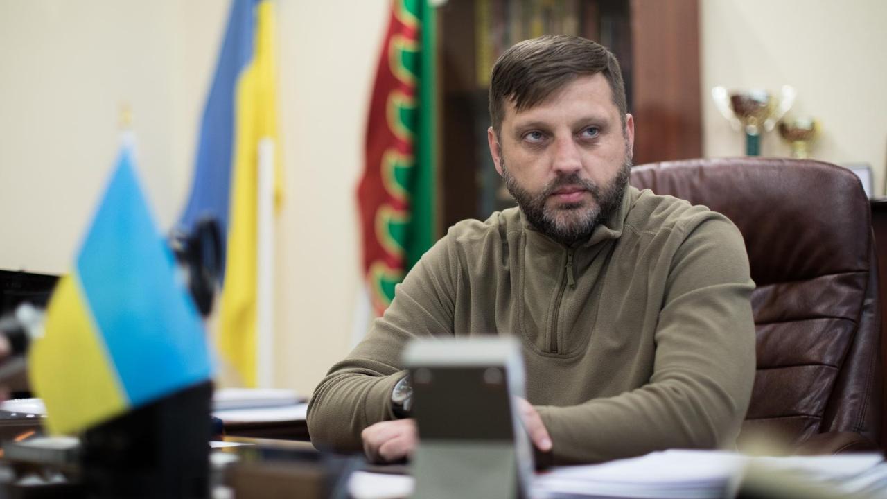 Vitaliy Barabash verwaltet Avdiivka. Durch den Krieg ist die Stadt stark geschrumpft. Er sitzt in seinem Büro in grüner Tarnkleidung. Vitaliy Barabash verwaltet Avdiivka. Durch den Krieg ist die Stadt stark geschrumpft. Er sitzt in seinem Büro in grüner Tarnkleidung.