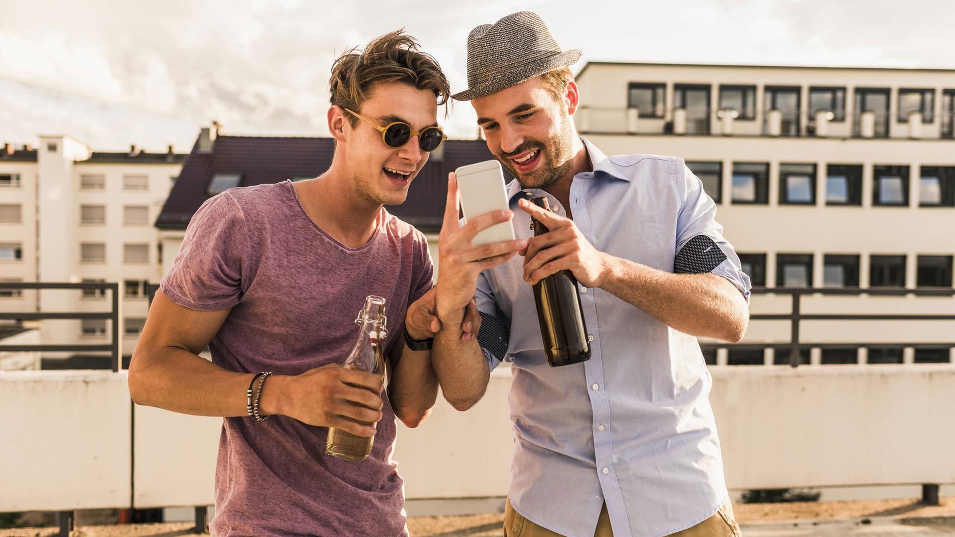 Zwei Männer und ein Smartphone Zwei Männer und ein Smartphone