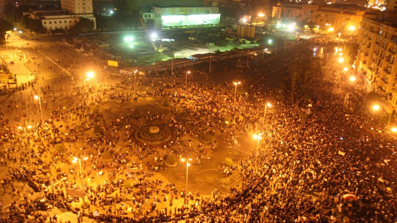 Beginn eines Umsturzes: Demonstration am 30.01.2011 auf dem Tahrir-Platz in Kairo Beginn eines Umsturzes: Demonstration am 30.01.2011 auf dem Tahrir-Platz in Kairo