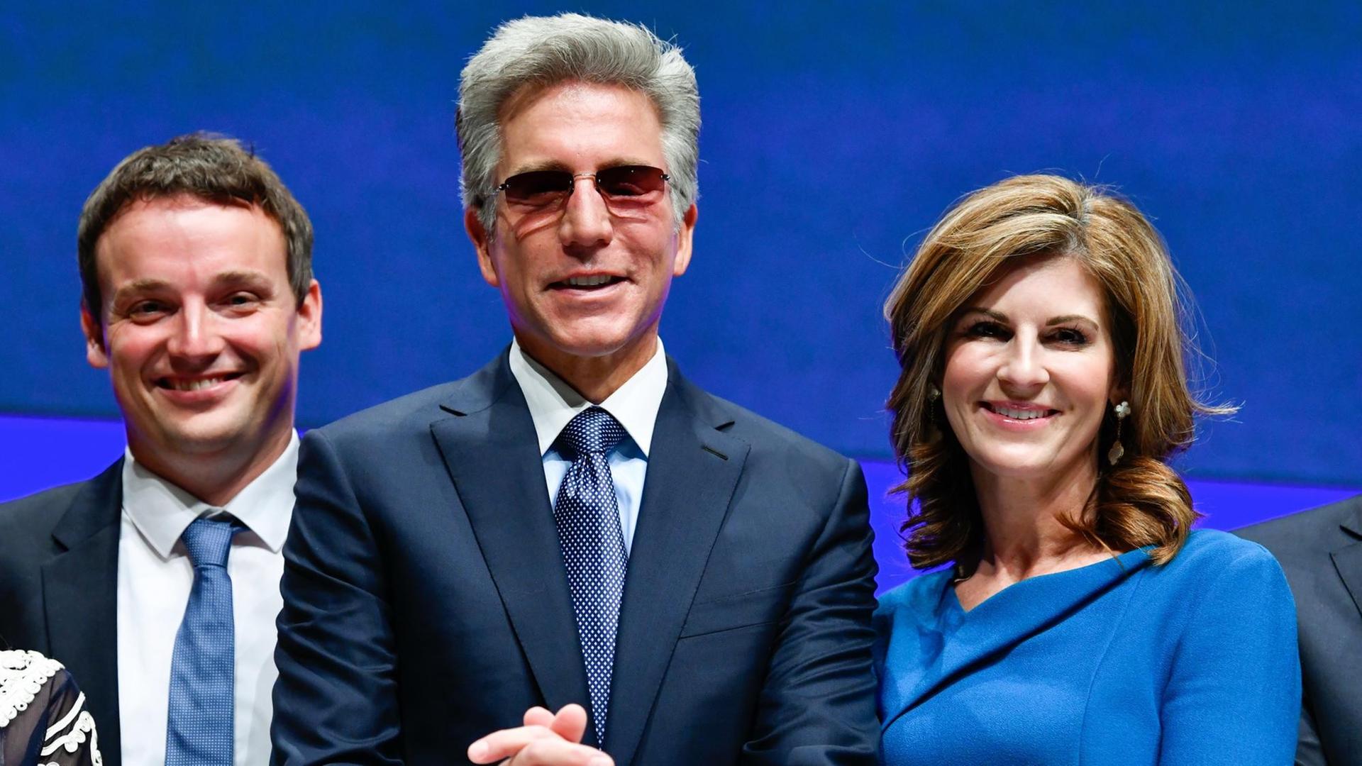 Christian Klein, Bill McDermott und Jennifer Morgan stehen bei der Hauptversammlung des Softwarekonzerns SAP auf der Bühne. Christian Klein, Bill McDermott und Jennifer Morgan stehen bei der Hauptversammlung des Softwarekonzerns SAP auf der Bühne.