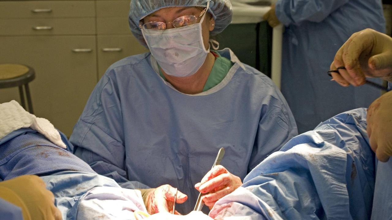 Die Gynäkologin und Chirurgin Marci Bowers bei einer geschlechtsanpassenden Operation. (Trinidad, Colorado, USA 27.08.2007) Die Gynäkologin und Chirurgin Marci Bowers bei einer geschlechtsanpassenden Operation. (Trinidad, Colorado, USA 27.08.2007)